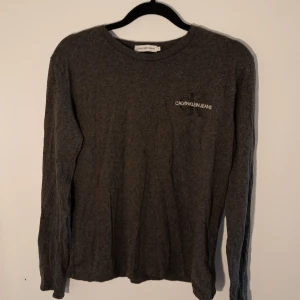 Calvin klen tröja strl S - Säljer denna tröja då den inte kommer till användning längre  Använd ett fåtal gånger  Köparen står för frakt 