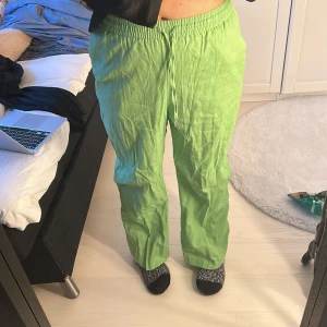 Linnebyxor från ZARA - Använda 1/2 gånger, liten i storlek därav gått upp 1/2strl + för längden. (Är själv 177) bra skick och superfin grön färg i linne. Meddela för fler bilder, väljer att sälja då jag inte använder dom. ☺️