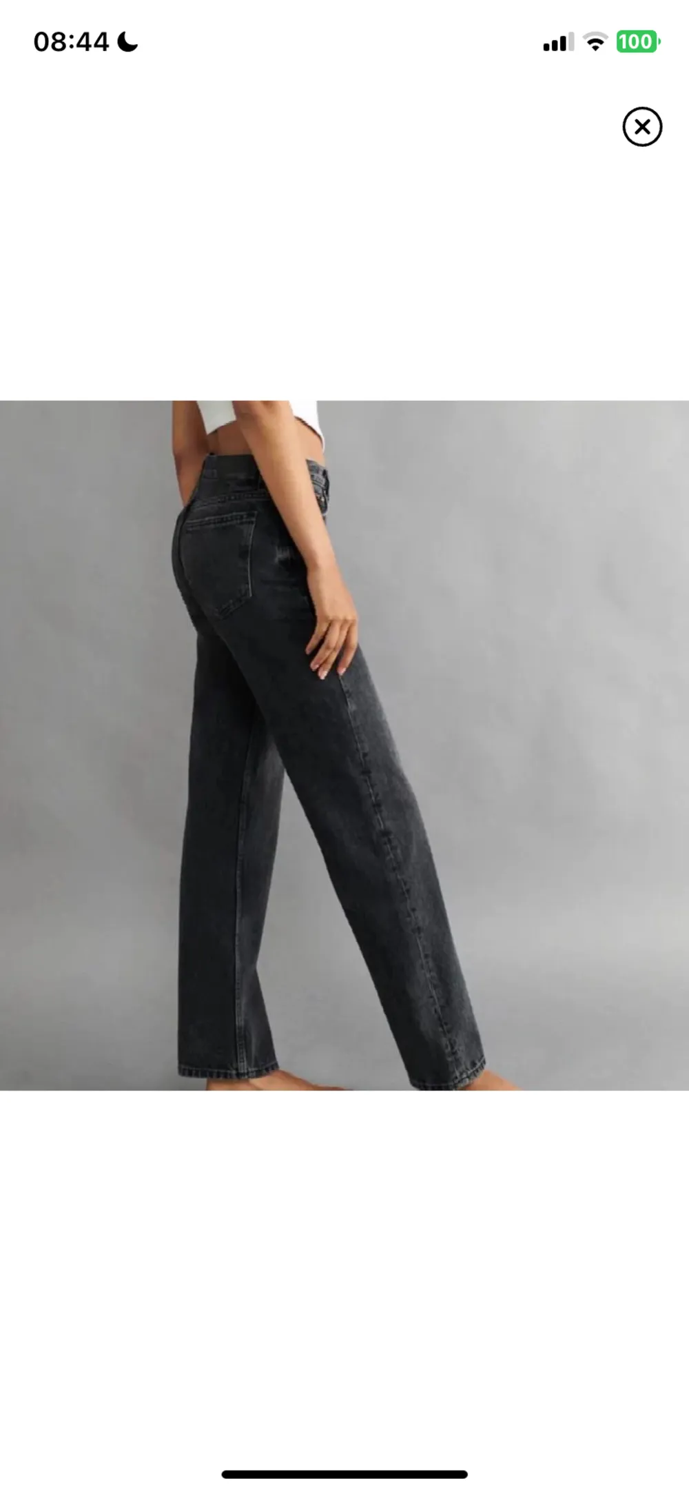 De populära low waist straight jeansen från Gina!! Köpta här på Plick men jag har inte använt dem pga att de inte passa.Små tecken på användning från tidigare ägare finns men de är i fint skick  Är stl 38 men rekommenderar för stl 36 Sista bilden är lånad. Jeans & Byxor.