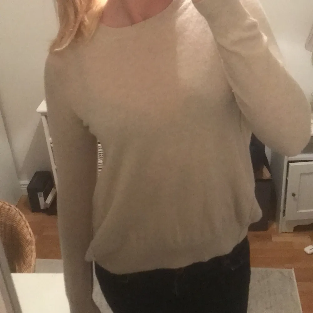 Beige finstickad tröja i Cashmere från Soft Goat. I fint skick och endast använd ett fåtal gånger, storlek M men passar även S. Den har sömmar längst armarna samt sidorna av tröjan, frakten kostar 60kr och är spårbar. Skriv för fler bilder eller frågor ⭐️. Stickat.