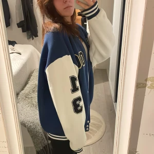 College jacka  - Snygg oversized college jacka från Boohoo i storlek M. Har ej använt mycket och är i bra skick. Köparen står för frakten! 