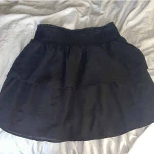 Svart volangkjol - Säljer denna jätte fina svarta volangkjol, helt ny skick! Köptes förra sommaren och kom aldrig till andvändning är i storlek S ifrån only! ORD PRIS 250!