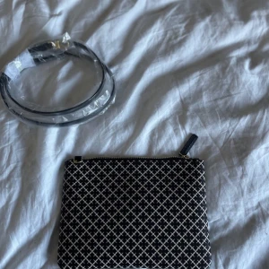 By Malene Birger - En Malene Birger väska aldrig använd med tillhörande dustbag. Storlek 24x17. Originalpris 900kr, nypris 500kr