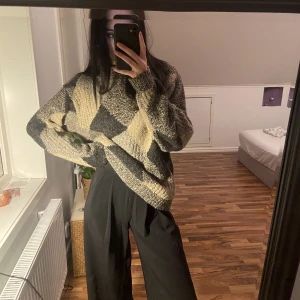 Stickad tröja i ull - Jättevarm stickad ulltröja köpt second hand. Passar alla