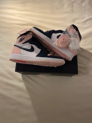 Air Jordan 1 High ”Atmosphere” - Hej! Jag säljer några helt nya par Air Jordan 1 High (W) ”Atmosphere” i storlek 42,5 för 2550kr ink frakt 🚚  Fraktar samma eller dagen efter betalning! Bara att höra av dig vid frågor😇