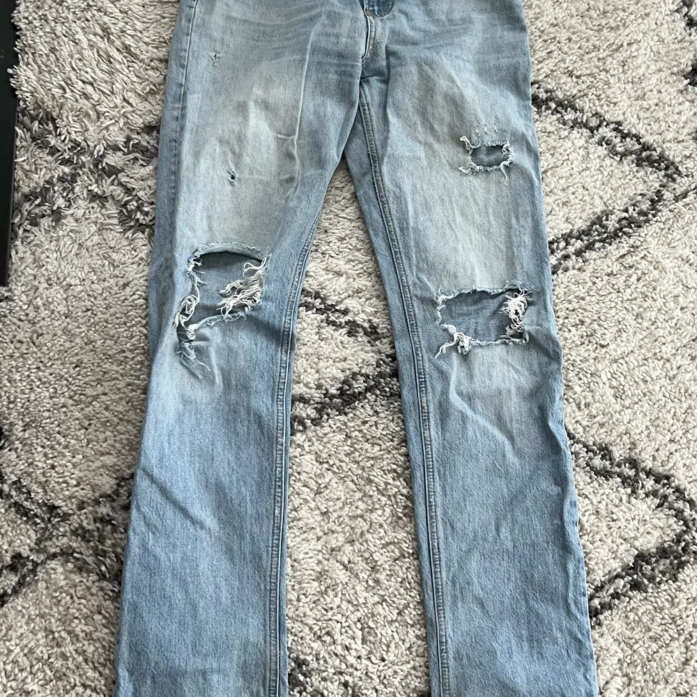 (!!!Lånade bilder två första!!!) Säljer mina zara jeans storlek 36, är 173 på mig är de långa❤️❤️. Jeans & Byxor.