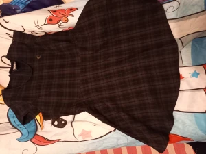 Klänningar/ T-shirt  - Jättefina klänningar. Sällan använda och i fint skick , katt finns I hemmet men rollar av kläderna innan jag skickar, dom övriga kläderna kostar 50 kr det är killstar som kostar 250kr