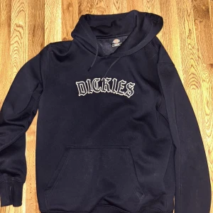 Tröja Dickies  - tröjan är helt ny haft på mig den typ 2 gånger.