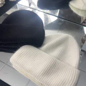 Denna jätte fina och super mjuka vita mössa finns att köpa av @wntr.uf på instagram 🤩🤩🤩