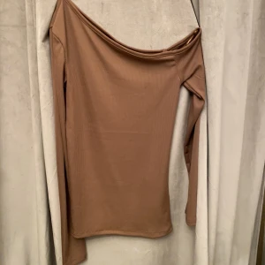 Blus  - En fin blus som hänger snett över armen 