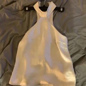 Fest topp - Vit/guldig fest topp🫶🏼Säljer då den inte används längre🫶🏼Endast använd 2 ggr🫶🏼 Hör gärna av dig för mer info eller om du är intresserad💖Frakten ligger på 54kr!