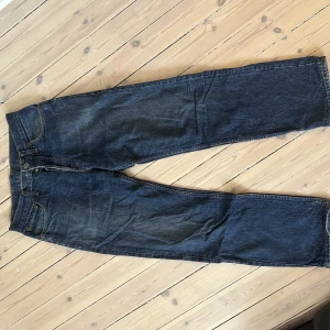 Levi’s jeans 501 w32 l34 - Fina levi’s 501 i fint men använt skick (snygg nötning). Litet märke vid knapp. Ungefärlig storlek i dagens storlekar ca w29/30 l32. Bra längd på mig som är 172 cm lång. 