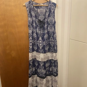 Långklänning - Långklänning i tunnt material från Odd Molly