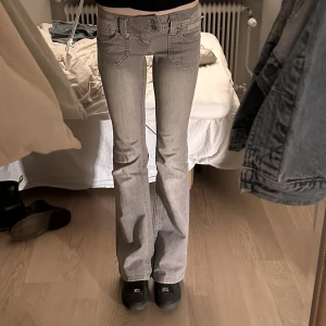 Gråa jeans  - Gör ont att sälja men behöver pengar, super fina gråa jeans köpta i London på en vintage butik! Köptes rätt så dyrt. Passar 24,34 xs är 167 och de går ner till fötterna! Midjemåttet är 72 cm ungefär. Inga skador super fint skick!💗swish postar bara💗