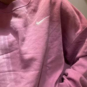 Nike sweatshirt  - Skitsnygg Nike tröja!  Använd men i gott skick! Har älskat denna men måste tyvärr rensa inför flytt. 