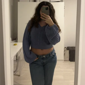 Snygg lila tröja  - Väldigt mysig cropped tröja. Den är bekväm och med bra passform. Väldigt bra skick tröts att den är välanvänd. Säljer för 100 kr + Frakt.