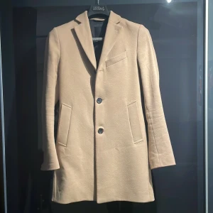 J.Lindeberg rock strl 42 - Snygg beige rock från JL i storlek 42