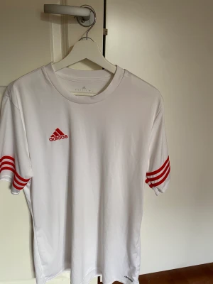 Adidas tröja - Vit funktionströja i oversize. Endast använd 2 ggr