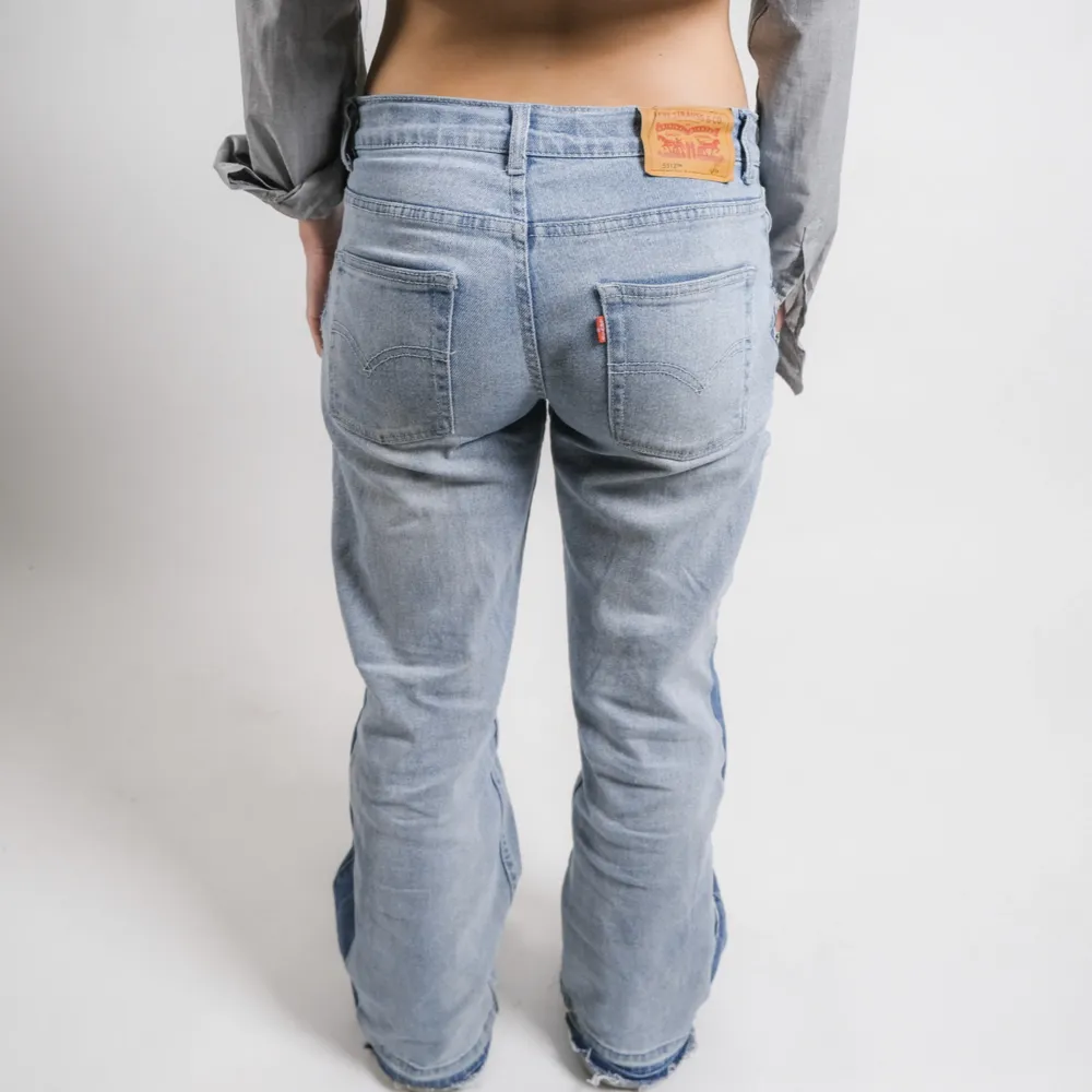 Ett par exklusiva Levis jeans som är omdesignade av oss på MORE UF, perfekt för att liva upp en vardagsoutfit. Jeansen är ursprungligen Levis och är i gott skick, modellen bär normalt stl s men passar både större och mindre då matrialet är stretchigt💙. Jeans & Byxor.