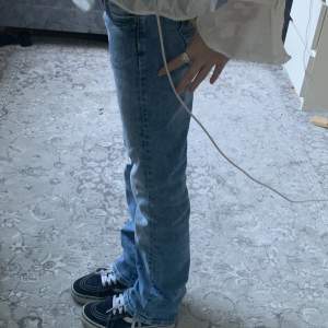 Säljer mina pepe jeans mid waist bootcut i storlek 25/32💓 slut i alla storlekar på zalando. Nyskick! Ursprungligts pris: 899kr (med rea 494kr). Säljer för 350kr. Midjemåttet på byxorna är ungefär 70cm och innerbenslängden på dem är ungefär 81cm💓