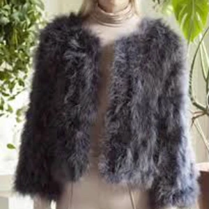 Pälsjacka från WOS  - Jacka från WOS gjord med strutsfjädrar. Inköpspris strax över 1000 kr, populär på sociala medier.