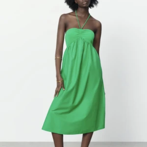 Zara klänning - Jättefin klänning från zara som är helt oanvänd💕