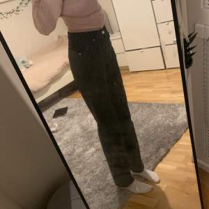 Fina jeans som jag säljer för att spara pengar💕Är strax under 170 och brukar ha xs/s