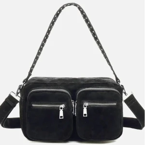 Väska - Säljer min noella väska eftersom jag köpte fel storlek. Den är inte använd så jätte bra skick! Det är den stora väskan av de tre olika storlekarna💕💕