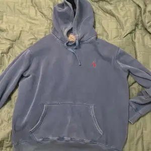 Polo Ralph Lauren-hoodie, storlek M Snygg blå färg Originalpris 1500 kr Pris kan diskuteras 