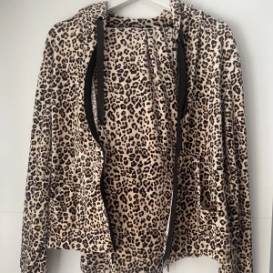 Leopard set strl L - Säker mitt fina Leopard set från Gina Tricot, använd mindre än 10 ggr. Fint skick, strl L på både överdel och byxor❤️