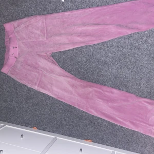Juicy couture - Säljer mina ljus rosa juicy couture byxor i storleken XS. metallgrejen på snöret på ena sidan är borta, annars i nyskick