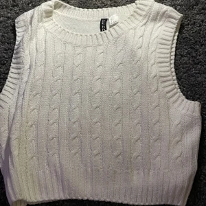 Väst - Stickad fin croppad väst. Riktigt fin men kommer aldrig till användning. Använd några gånger men ser ut som nyskick❤️