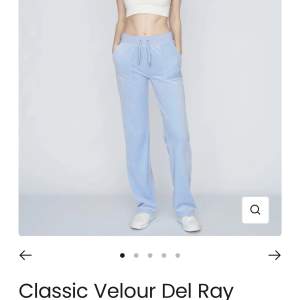 Ljusblåa Juicy byxor med fickor, använd ett par gånger, säljer pga att de är för små☺️ Ny pris 1100kr
