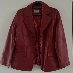 Vintage Läderjacka  - Supersnygg läderjacka i perfekt skick säljes. Aldrig använd då jag äger alldeles för många läderjackor. Strl: 40 men upplevs som en normal S. 