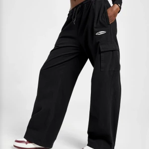 Ellesse cargobyxa från JD SPORTS - Alldeles för liten runt resårbandet vid midjan men jättefina och baggy . Beställde strl M men passar som S. Aldrig använd däremot finns ett litet snitt inuti midjebandet. Köpt för 600 kr.