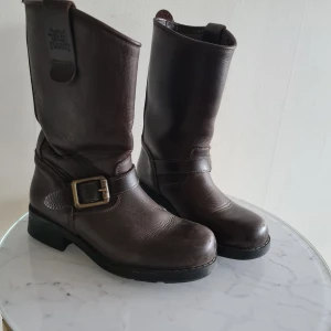 Urban projekt storlek 38-39 - Snygg brun känga från urban projekt. Som syns på ena bilden så är det lite slitage på tårna. Men sulorna är fina samt skon i övrigt!  Kan skickas mot frakt.