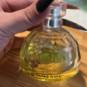The Body Shop parfym  -  En underbar doft från bodyshop Polynesien Island tiare ca 45 % kvar. Nypris 299. Frakten tillkommer. 