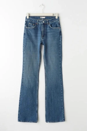 Mid Rise Flare Jeans - Helt nya jeans, aldrig använda. I perfekt skick, från Gina Tricot. (OG pris: 499 kr)