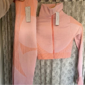 Träningsset - helt oanvänt set från astoria activewear i strl s, sååå fint set som tyvärr inte passade mig💓💓