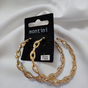 Örhängen guld  - Superfina guldfärgade örhängen från Ur&Penn.  Helt oanvända och därutav i direkt nyskick.  Nypris - 69kr. 