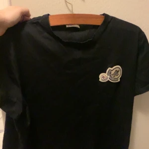 Moncler tshirt - Använd cirka 2 gånger storlek XXL