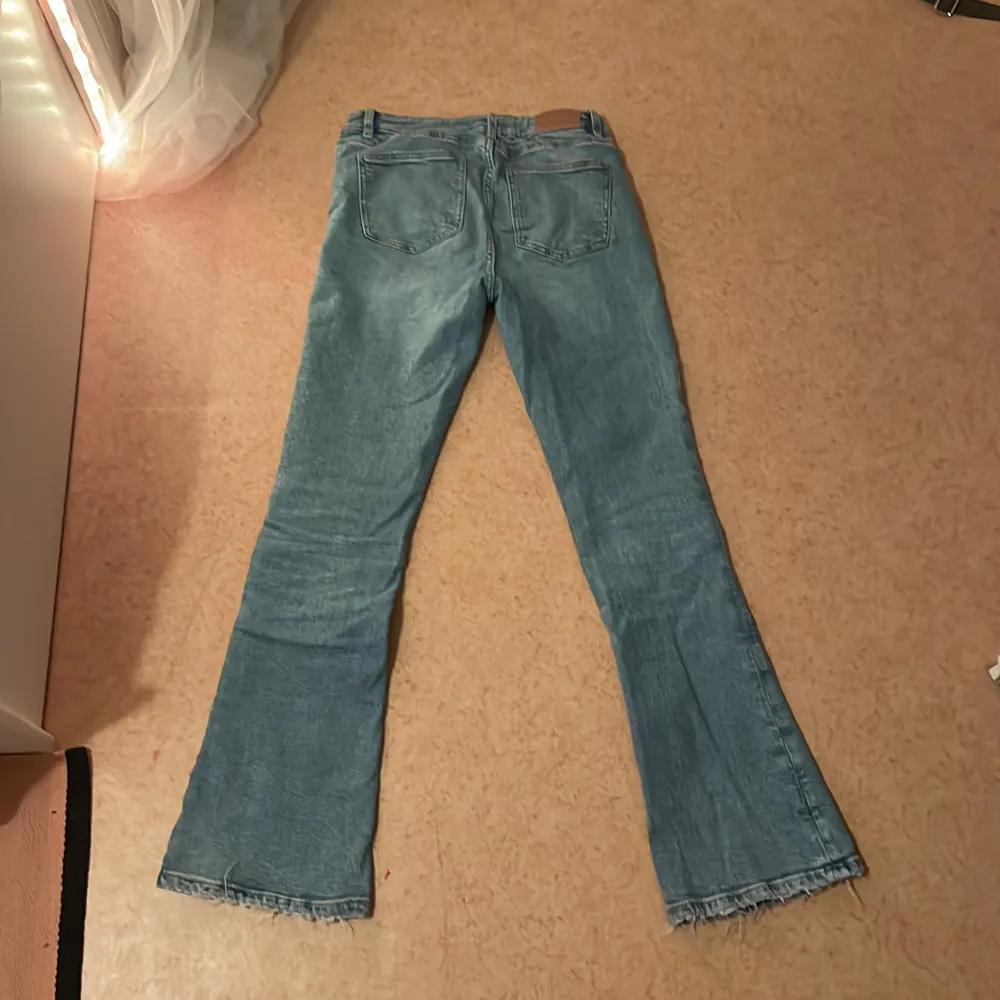 Jag säljer mina jättefina Lowwaist bootcut jeans från Gina Young pågrund av att de blivit för korta på mig. Använda fåtal gånger så är i väldigt bra skick. Köpta för 400kr och köparen står för frakt💕. Jeans & Byxor.