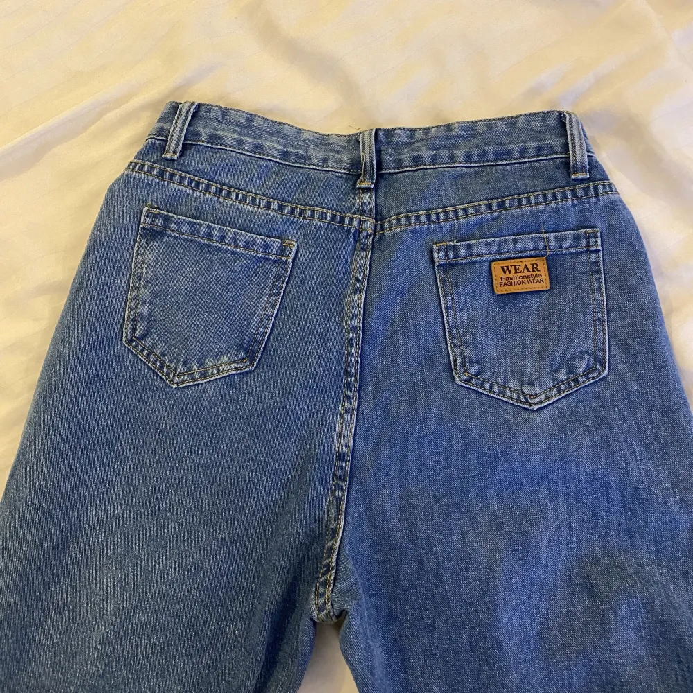 Perfekta jeans med raka ben, mörkblå tvätt på dom, men de har aldrig kommit till användning tyvärr. :). Jeans & Byxor.