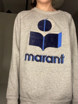 Isabel marant tröja - En superfin collage tröja från isabel marant köp på mytheresa för runt 2750kr jag säljer pågrund av att jag vill köpa en annan tröja istället men den e super snygg. det ser ut som fläckar på tröjan men det e att det har åkt av litte fluff i tvätten