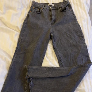Jeans  - Jättefina jeans från Zara, sparsamt använda. Väldigt långa i benen för mig som är 164, men de går lätt att klippa av om man vill. 