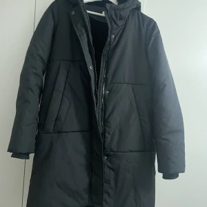 Vinterjacka  - Vinterjacka från Ullared. Inköpt förra vintern, helt oanvänd. Jackans modell slutar strax ovanför knäna. Storlek S, passar även XS/M Nypris 700kr, mitt pris 250kr exklusive frakt 🥰 