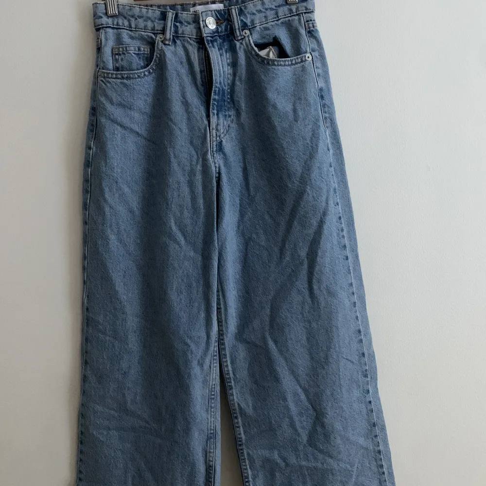 Ett par jeans med raka ben från Zara! Sitter bra i midjan och din färg :). Jeans & Byxor.