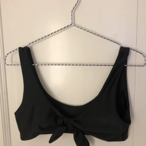 Shein bikiniöverdel  - Två superfina överdelar från shein, älskat dessa men är tyvärr för små för mig nu. Säljer en för 50kr och två för 80kr.☺️ (har använt dessa men det är tvättade)