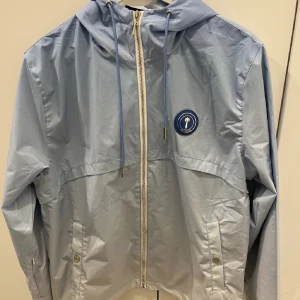 Ice Blue Trapstar vindjacka - Tjena! Har hämtat in flera trapstar vindjackor som Finns gott om som är helt fräscha och nya.