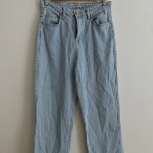 Jeans - Ett par högmidjade jeans från madlady! Fin tvätt och sitter skönt, men det finns en liten fläck på högra benet. Märkte den inte vid fotograferingen, därför är dem inte tvättade, men den gick bort i tvätten.